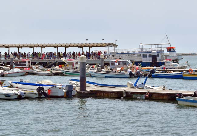  Culatra ferry long queue 