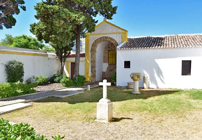 Igreja do Carmo detrás de la iglesia