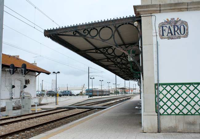 La stazione ferroviaria di Faro, con la sua architettura tradizionale portoghese