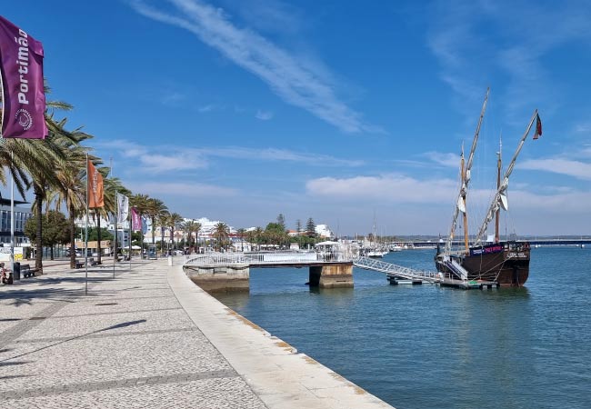 La graziosa passeggiata lungomare di Portimão