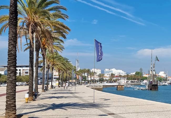 La graziosa passeggiata lungomare di Portimão