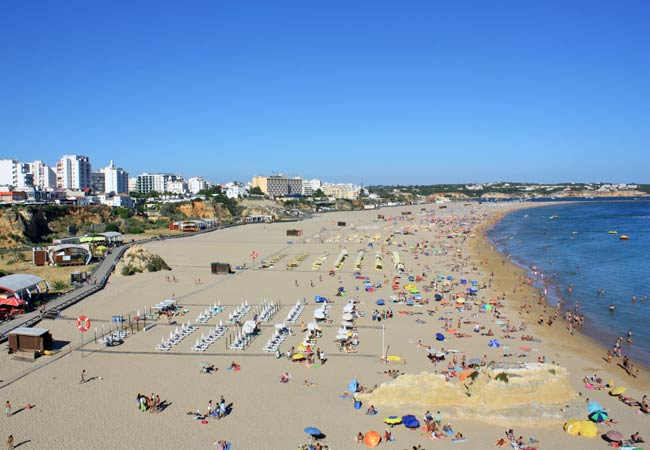 Praia da Rocha affollata nei mesi estivi