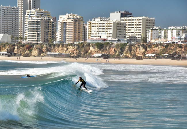 Alte onde si infrangono sul lato orientale di Praia da Rocha