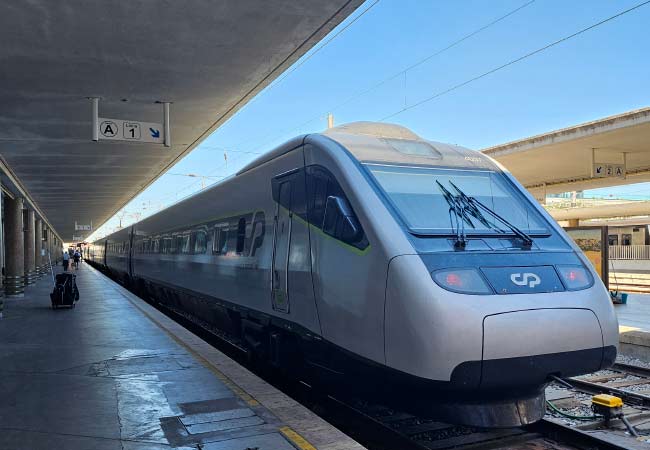 Der Alfa Pendular-Zug von Faro nach Lissabon